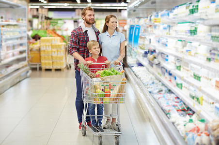 父母和儿子在超市买菜图片
