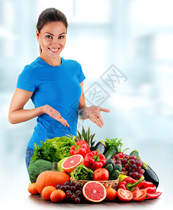 年轻女有各种有机蔬菜和水果图片