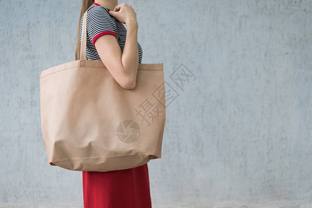 一名年轻女肩上大型生态购物袋设图片