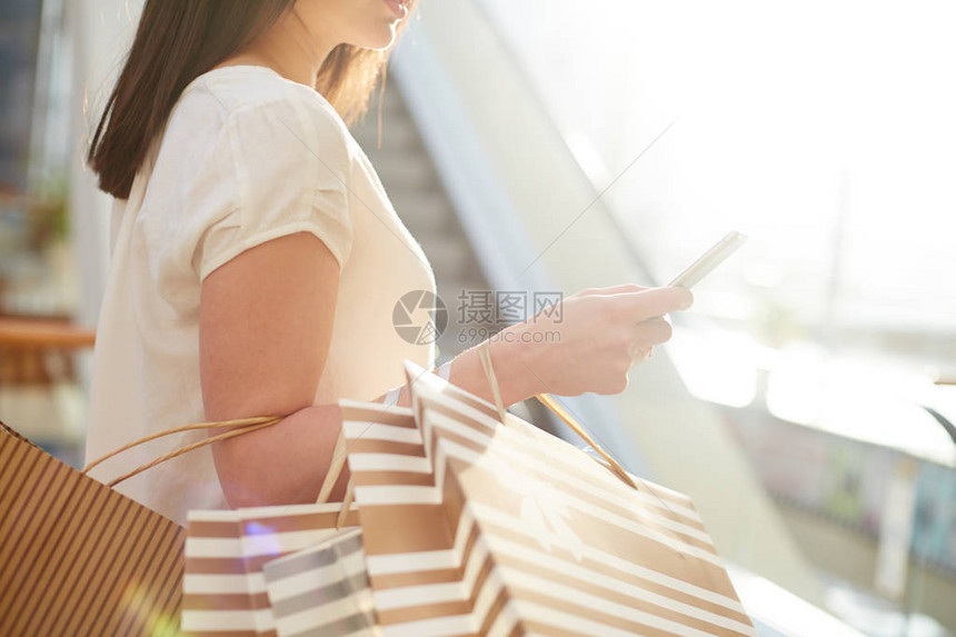 购物后用纸袋发信息的购物者图片