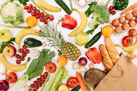 将蔬菜水果和面包放在最顶端的购物袋中图片
