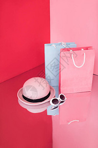 购物袋粉色帽子和时尚太阳镜的特写镜头图片
