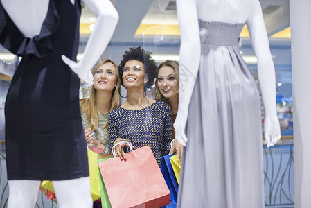 商场里的女人和朋友一起购物图片