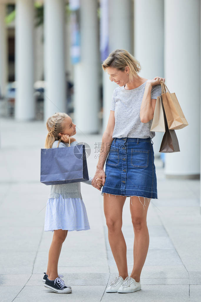 提着购物袋的快乐母女图片