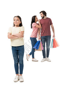 有选择焦点小孩看远了父母带着购物袋在白色上被图片