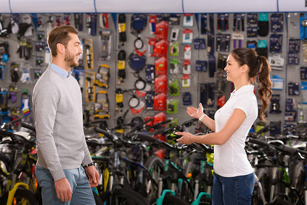 卖方和客户在自行车店交图片
