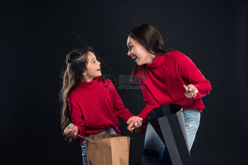 母亲和女儿笑着用黑纸上孤立图片