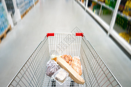 购物车手推车在无人的大超市图片