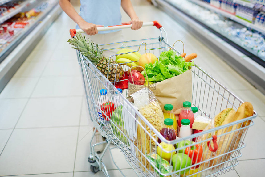 部分地看消费车各种食品由妇女推单位图片