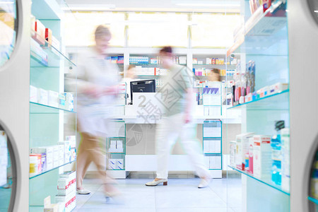 顾客在药店购物的散焦图片图片