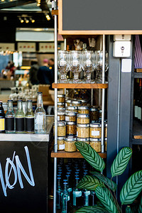 咖啡馆装有加谷物杯子和瓶子罐头的货背景图片