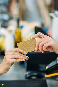 在超市现金点向卖主发放信用卡的客户拍背景图片