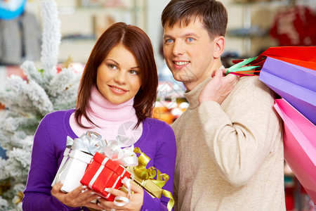 喜悦的丈夫和妻子在圣诞节图片