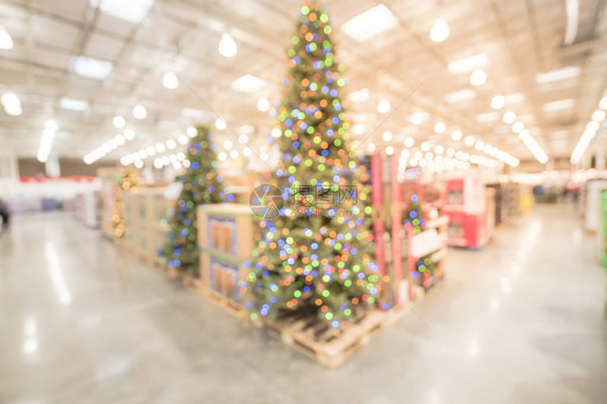 美国得克萨斯州批发店的模糊多彩的高额人造树装饰和圣诞用品图片
