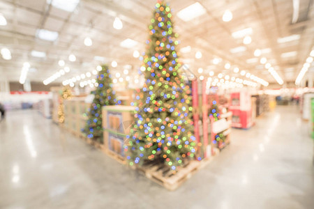美国得克萨斯州批发店的模糊多彩的高额人造树装饰和圣诞用品图片