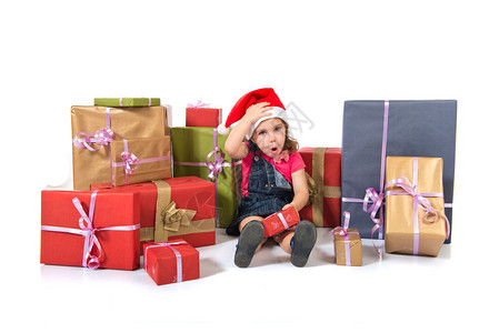 金发的圣诞孩子在几个礼物周围图片