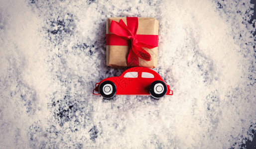 圣诞礼物和少量玩具车用于灰图片