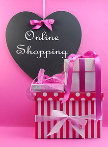 粉红色礼物盒堆满了心胸黑板的在线航运标志与漂亮的女粉图片