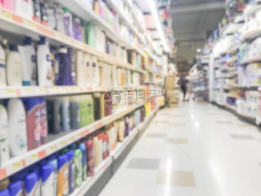 在美国德克萨斯州的亚洲超市购买家用清洁剂肥皂洗发水纸巾食品容器包装的模糊动作顾客杂货店架图片