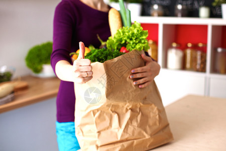 健康健康的幸福妇女拿着一个纸袋买满水果图片