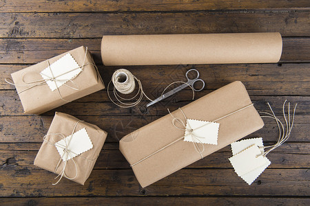 圣诞礼物包装和包裹在木制图片