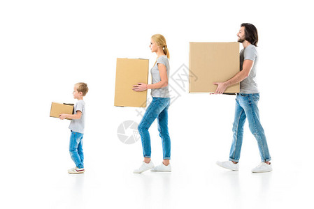 时尚的父母和他们的儿子拿着白纸箱图片