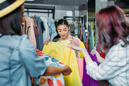 有朋友在商店挑衣服的时装女郎时装图片