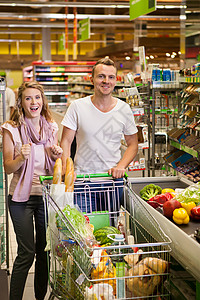 在超市购物的快乐年轻夫妇图片