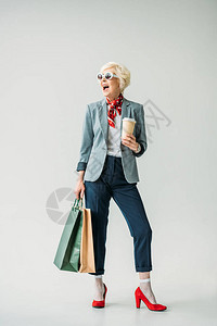 穿着夹克和墨镜的快乐老年妇女图片