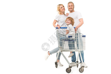 快乐的父母和儿子在购物车里看着图片