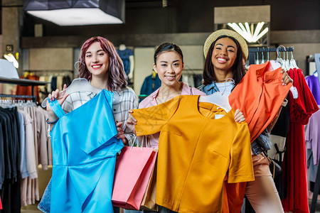 选择商店服装时装购物女孩概念的多文化时装女图片