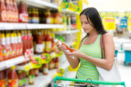 检查食品标签的妇女图片