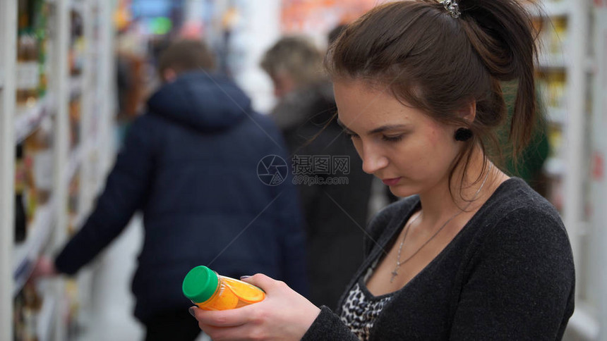 女人在超市或商店买果汁图片