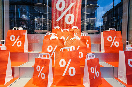 与购物街橱窗商店销售购物袋的营销运动活图片