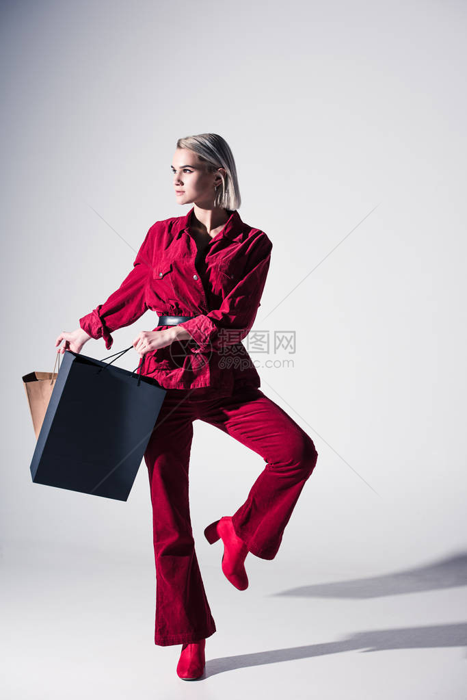 穿着红色时装有购物袋穿灰色衣服的图片
