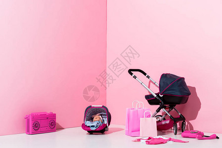 婴儿车婴儿载体娃购物袋和粉图片