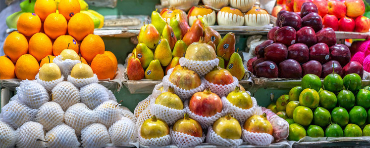 市场上有各种样的水果店图片