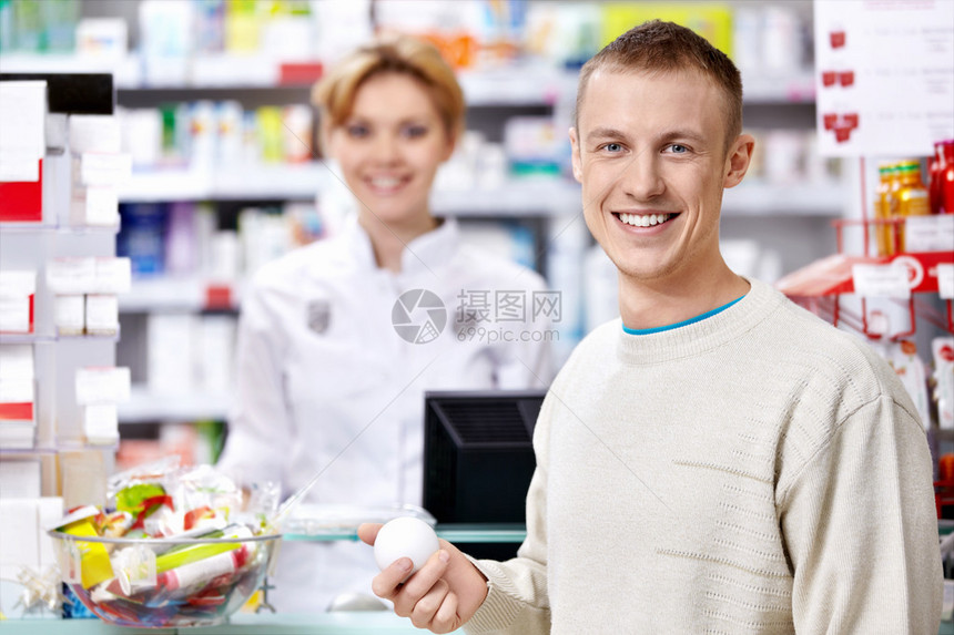 药剂师和柜台的顾客图片
