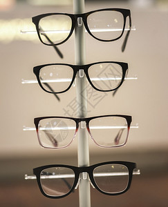零售店陈列的眼镜图片