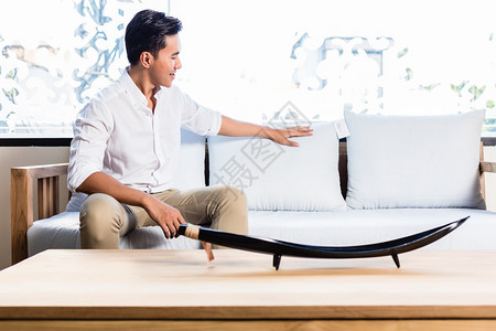坐在家具店铺展厅沙发上的亚裔印图片