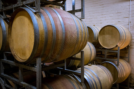 酒窖橡木桶时代的葡萄酒图片