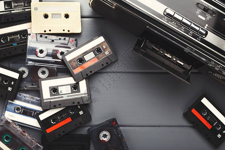 灰色背景的回溯式录音磁带和旧磁带记录器对老式媒体设备复制空间平面图图片