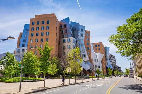 2014年5月30日在波士顿MIT校园的Ray和MariaStata中心该学术综合体是由Pritzker获奖建筑师FrankGe背景图片