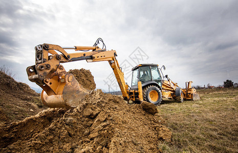 挖掘机在现场进行土方工程图片