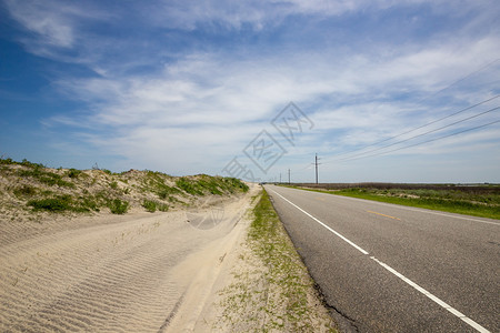 公路沿线的沙丘图片