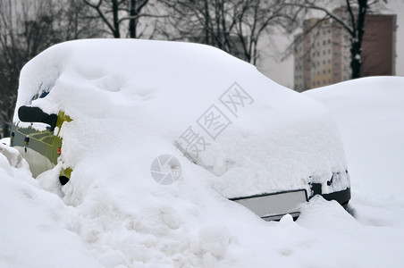 汽车在冬天覆盖了雪汽背景图片