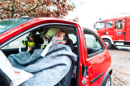 事故消防队使用液压救援工具营图片