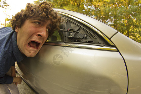 傻子对他的车里的女人做出生气恼怒的表情背景图片