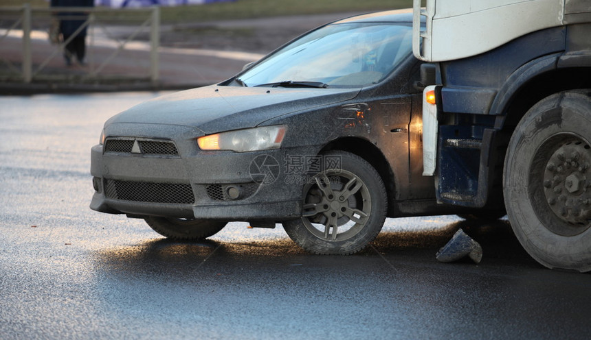 十字路口的汽车和卡车的冲突图片