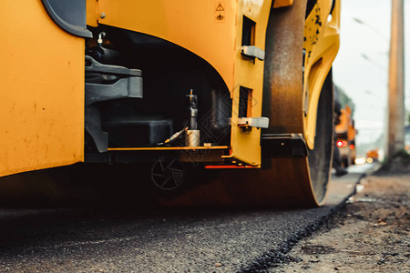 道路建设工程与压路机和沥青修整机背景图片